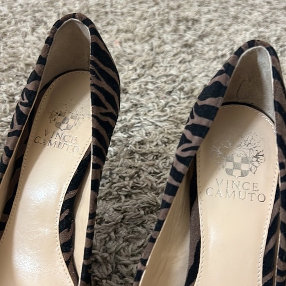 VINCE CAMUTO SAVILLA
MOCHA TEXTURED ZEBRA
HEELS SIZE 7.5 - Picture 6 of 14